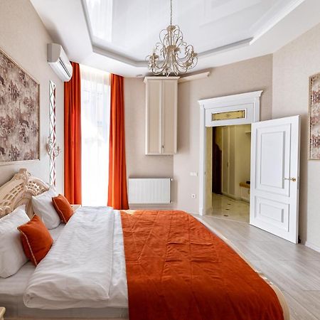 2 Bedroom Apartment Tykha Street City Center With Parking Place Lviv Exterior foto