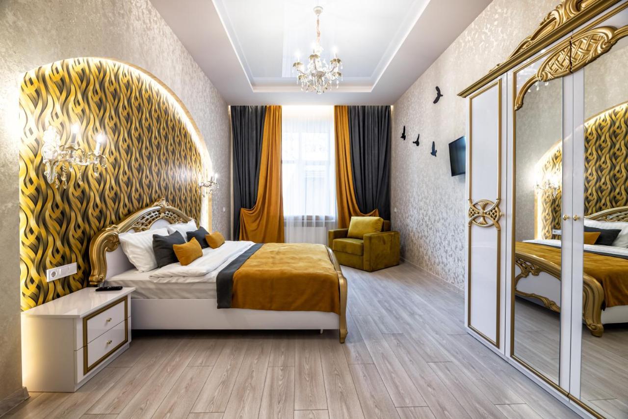 2 Bedroom Apartment Tykha Street City Center With Parking Place Lviv Exterior foto