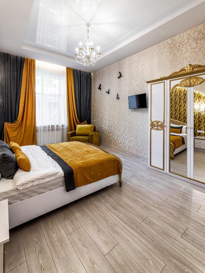 2 Bedroom Apartment Tykha Street City Center With Parking Place Lviv Exterior foto