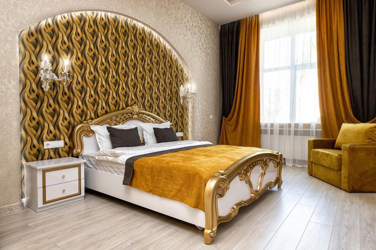 2 Bedroom Apartment Tykha Street City Center With Parking Place Lviv Exterior foto