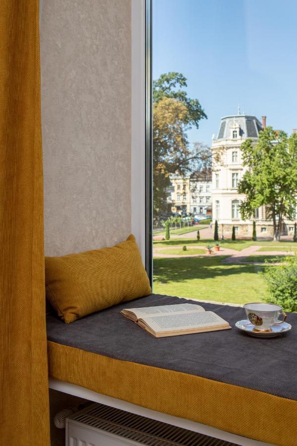 2 Bedroom Apartment Tykha Street City Center With Parking Place Lviv Exterior foto