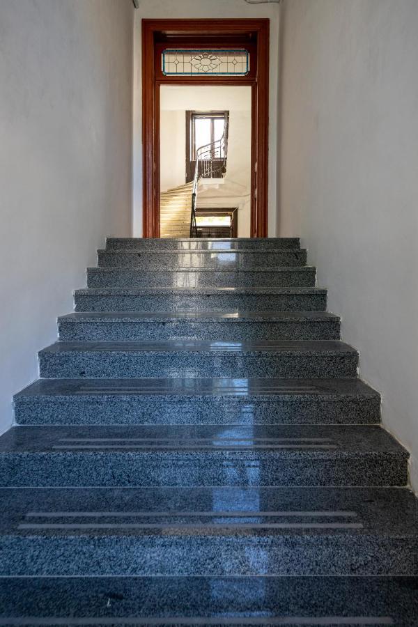 2 Bedroom Apartment Tykha Street City Center With Parking Place Lviv Exterior foto