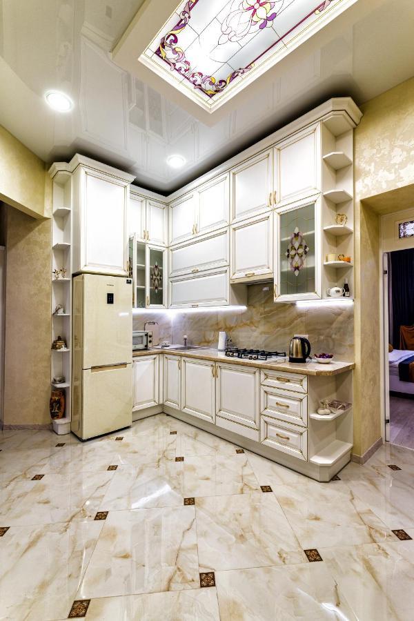 2 Bedroom Apartment Tykha Street City Center With Parking Place Lviv Exterior foto