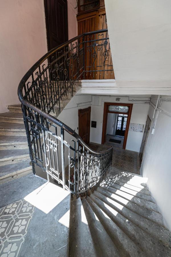 2 Bedroom Apartment Tykha Street City Center With Parking Place Lviv Exterior foto