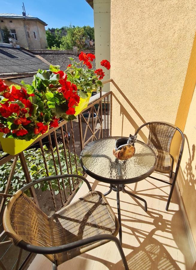 2 Bedroom Apartment Tykha Street City Center With Parking Place Lviv Exterior foto