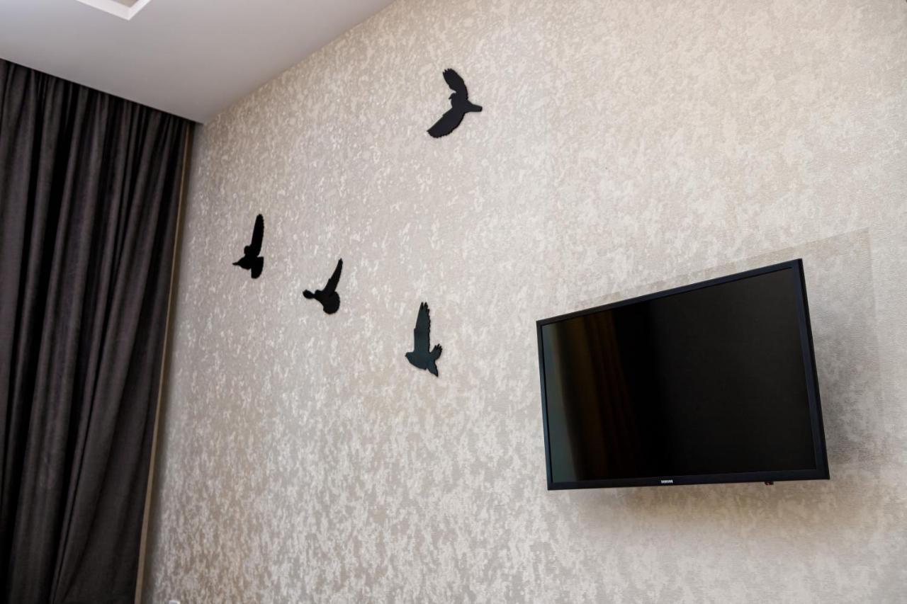 2 Bedroom Apartment Tykha Street City Center With Parking Place Lviv Exterior foto