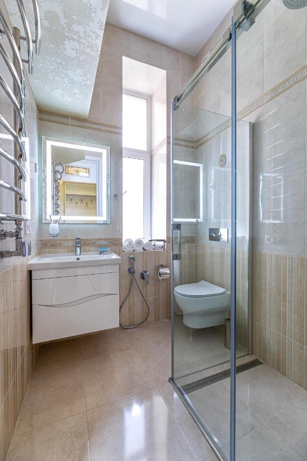 2 Bedroom Apartment Tykha Street City Center With Parking Place Lviv Exterior foto