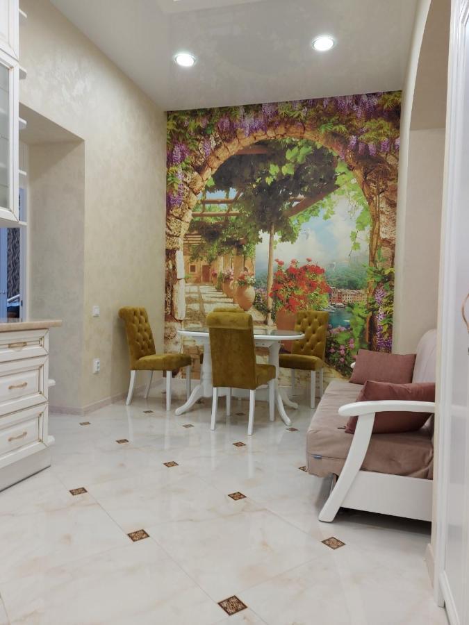 2 Bedroom Apartment Tykha Street City Center With Parking Place Lviv Exterior foto